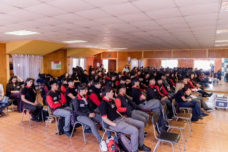 Estudiantes del Liceo Industrial participando en el Seminario de Procesos de Fundición organizado por Altonorte