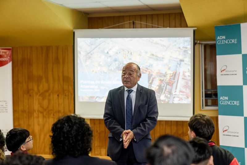 Estudiantes del Liceo Industrial participando en el Seminario de Procesos de Fundición organizado por Altonorte