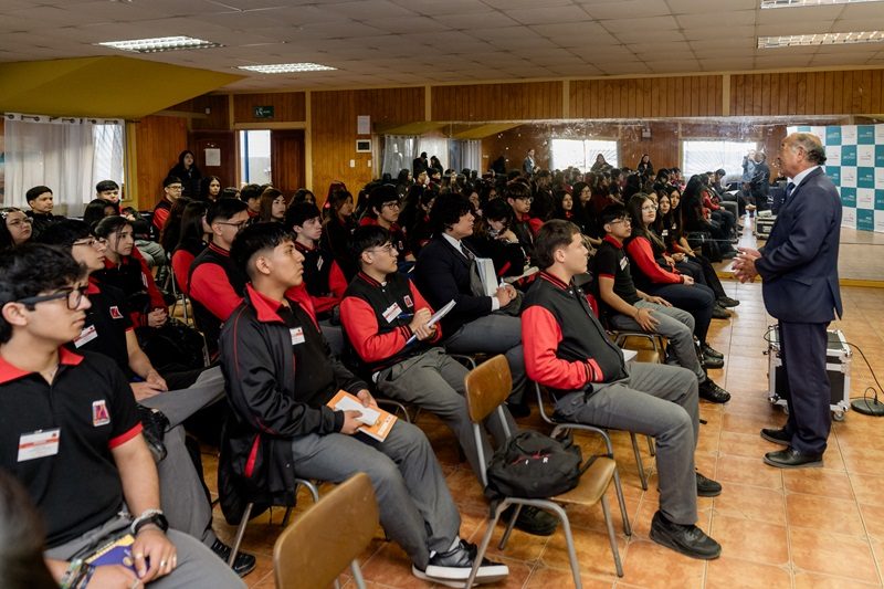 Estudiantes del Liceo Industrial participando en el Seminario de Procesos de Fundición organizado por Altonorte
