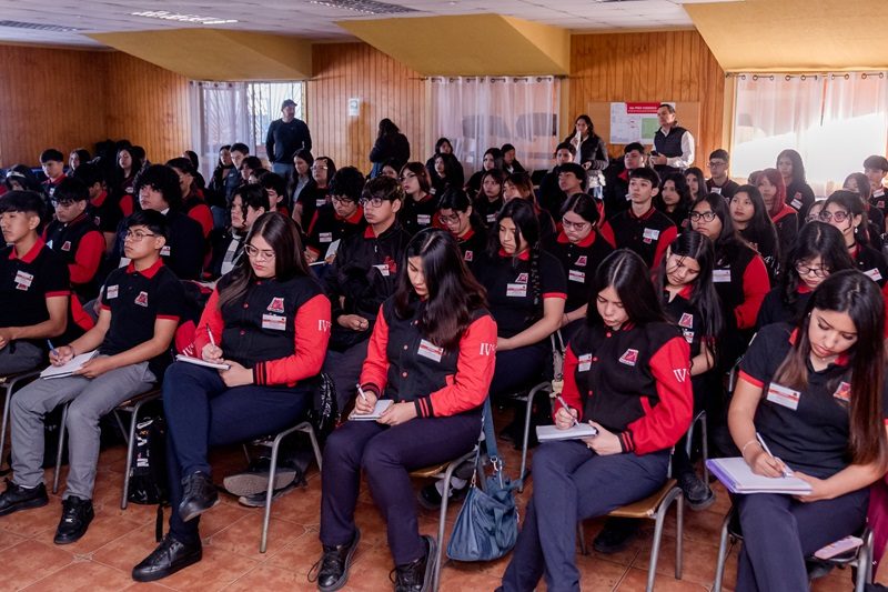 Estudiantes del Liceo Industrial participando en el Seminario de Procesos de Fundición organizado por Altonorte