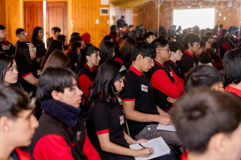 Estudiantes del Liceo Industrial participando en el Seminario de Procesos de Fundición organizado por Altonorte