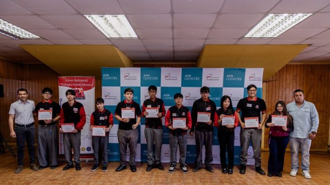 Estudiantes del Liceo Industrial participando en el Seminario de Procesos de Fundición organizado por Altonorte