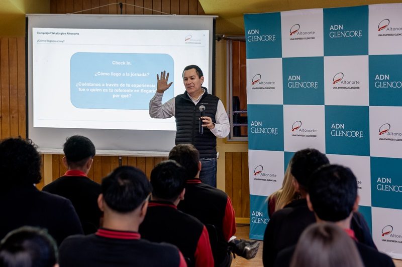 Estudiantes del Liceo Industrial participando en el Seminario de Procesos de Fundición organizado por Altonorte