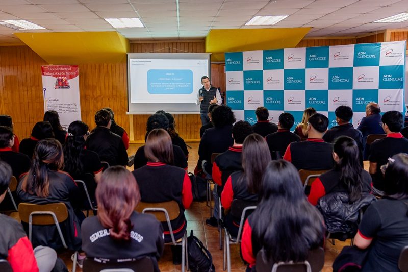 Estudiantes del Liceo Industrial participando en el Seminario de Procesos de Fundición organizado por Altonorte