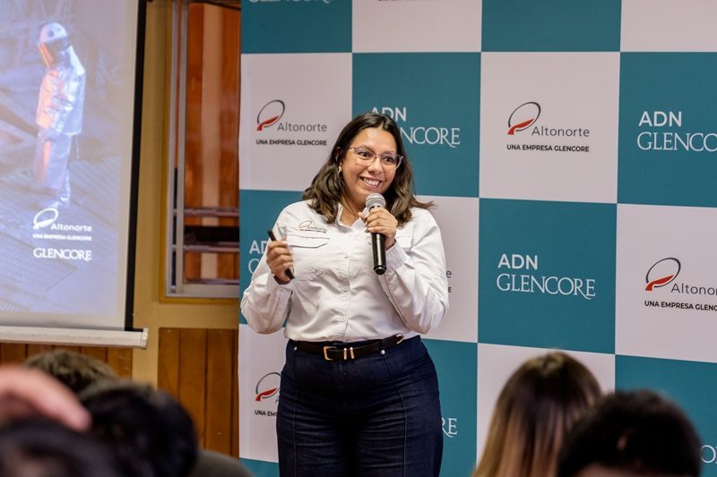 Estudiantes del Liceo Industrial participando en el Seminario de Procesos de Fundición organizado por Altonorte