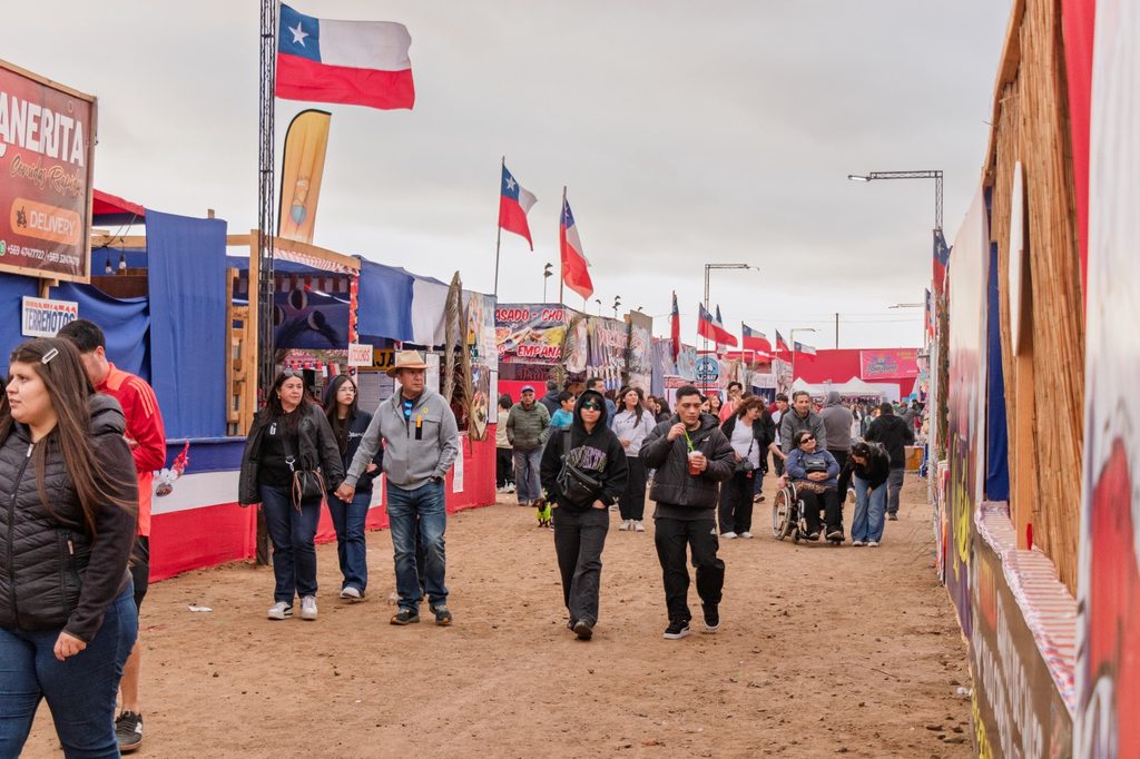 Familias disfrutando de las ramadas y gastronomía típica en el recinto AIA EXPONOR de Antofagasta.