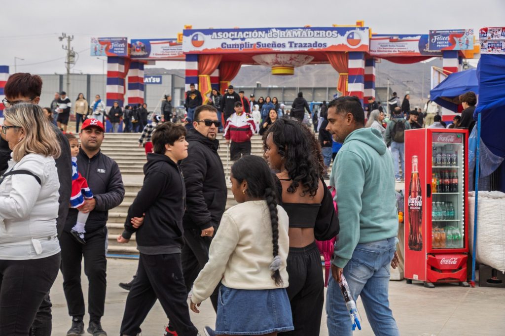 Familias disfrutando de las ramadas y gastronomía típica en el recinto AIA EXPONOR de Antofagasta.