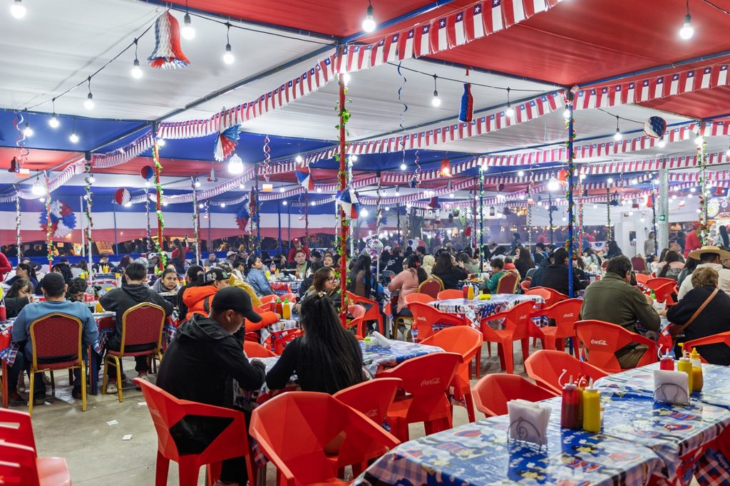 Familias disfrutando de las ramadas y gastronomía típica en el recinto AIA EXPONOR de Antofagasta.