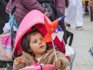 Familias disfrutando de las ramadas y gastronomía típica en el recinto AIA EXPONOR de Antofagasta.