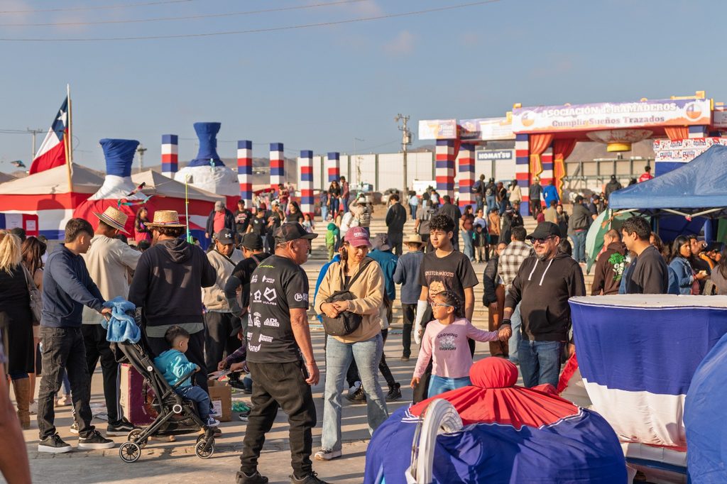 Familias disfrutando de las ramadas y gastronomía típica en el recinto AIA EXPONOR de Antofagasta.