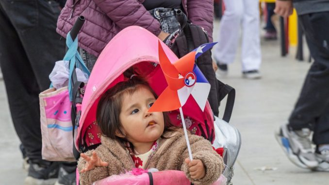 Familias disfrutando de las ramadas y gastronomía típica en el recinto AIA EXPONOR de Antofagasta.