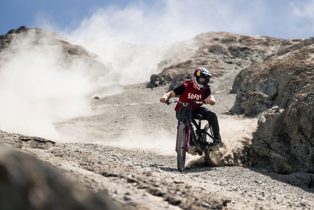 Ciclistas profesionales realizando descensos extremos en las montañas vírgenes del desierto de Antofagasta, Chile.