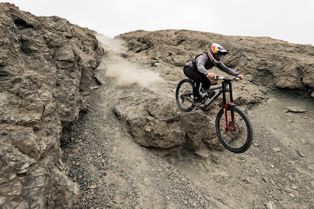 Ciclistas profesionales realizando descensos extremos en las montañas vírgenes del desierto de Antofagasta, Chile.