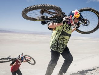 Ciclistas profesionales realizando descensos extremos en las montañas vírgenes del desierto de Antofagasta, Chile.