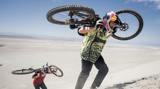 Ciclistas profesionales realizando descensos extremos en las montañas vírgenes del desierto de Antofagasta, Chile.