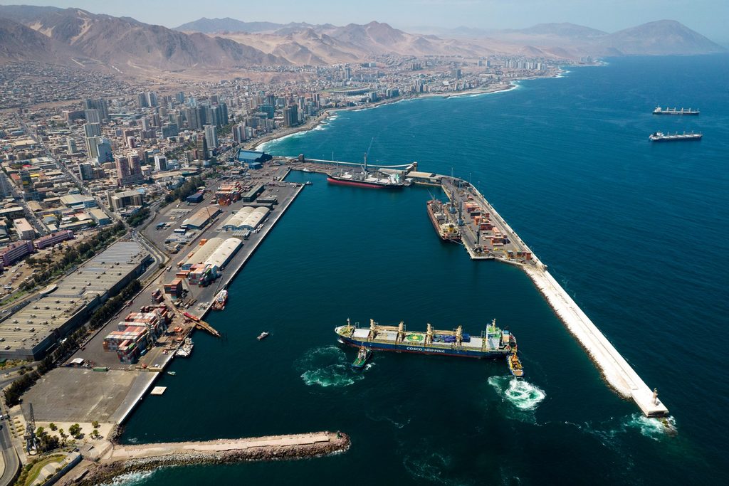 ATI REDUCE LOS CIERRES DE PUERTO ANTE OLEAJES PARA FORTALECER LA CONTINUIDAD DEL COMERCIO EXTERIOR Vista panorámica de las instalaciones de Antofagasta Terminal Internacional operando con normalidad