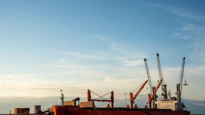 Vista panorámica de las instalaciones de Antofagasta Terminal Internacional operando con normalidad