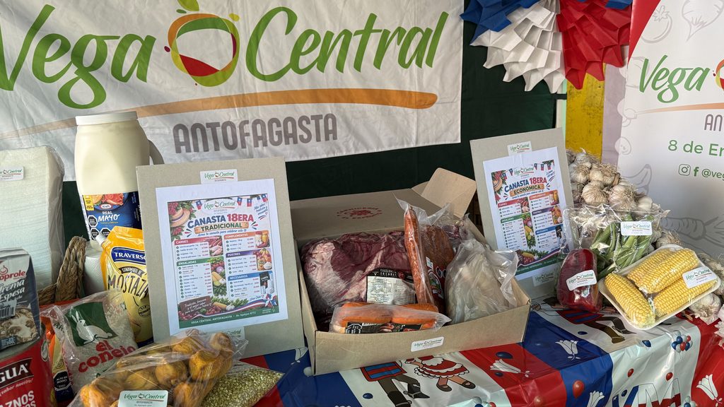 Autoridades presentando el cotizador de precios del SERNAC en la Vega Central de Antofagasta para Fiestas Patrias.