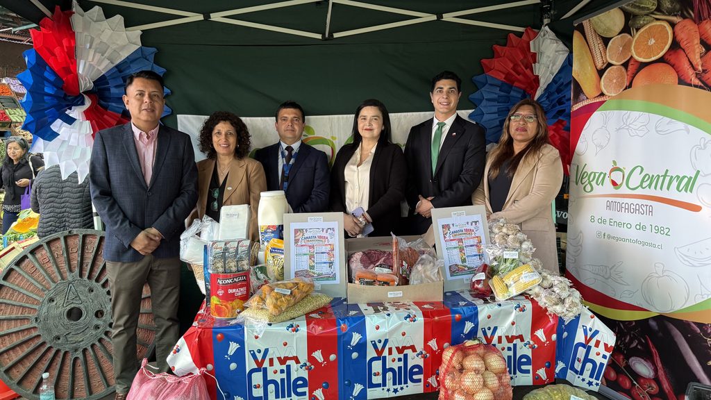 Autoridades presentando el cotizador de precios del SERNAC en la Vega Central de Antofagasta para Fiestas Patrias.