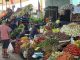 Autoridades presentando el cotizador de precios del SERNAC en la Vega Central de Antofagasta para Fiestas Patrias.