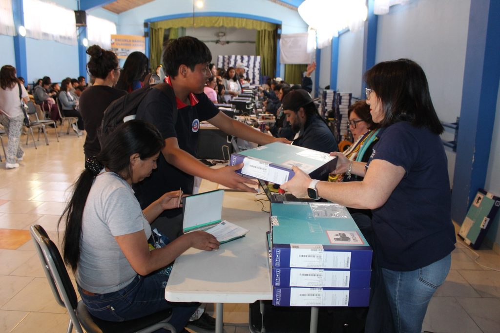 Estudiantes recibiendo computadores de la Beca TIC en la región de Antofagasta