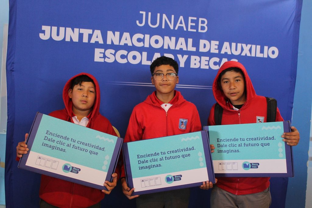 Estudiantes recibiendo computadores de la Beca TIC en la región de Antofagasta
