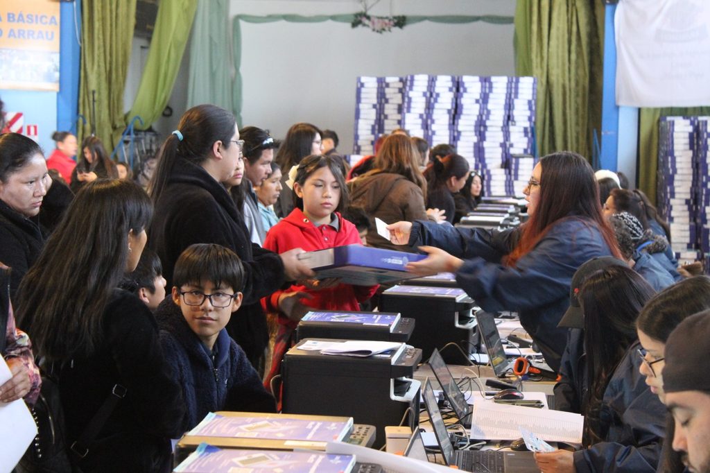 Estudiantes recibiendo computadores de la Beca TIC en la región de Antofagasta