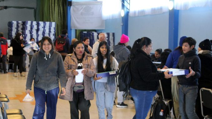 Estudiantes recibiendo computadores de la Beca TIC en la región de Antofagasta