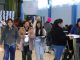 Estudiantes recibiendo computadores de la Beca TIC en la región de Antofagasta