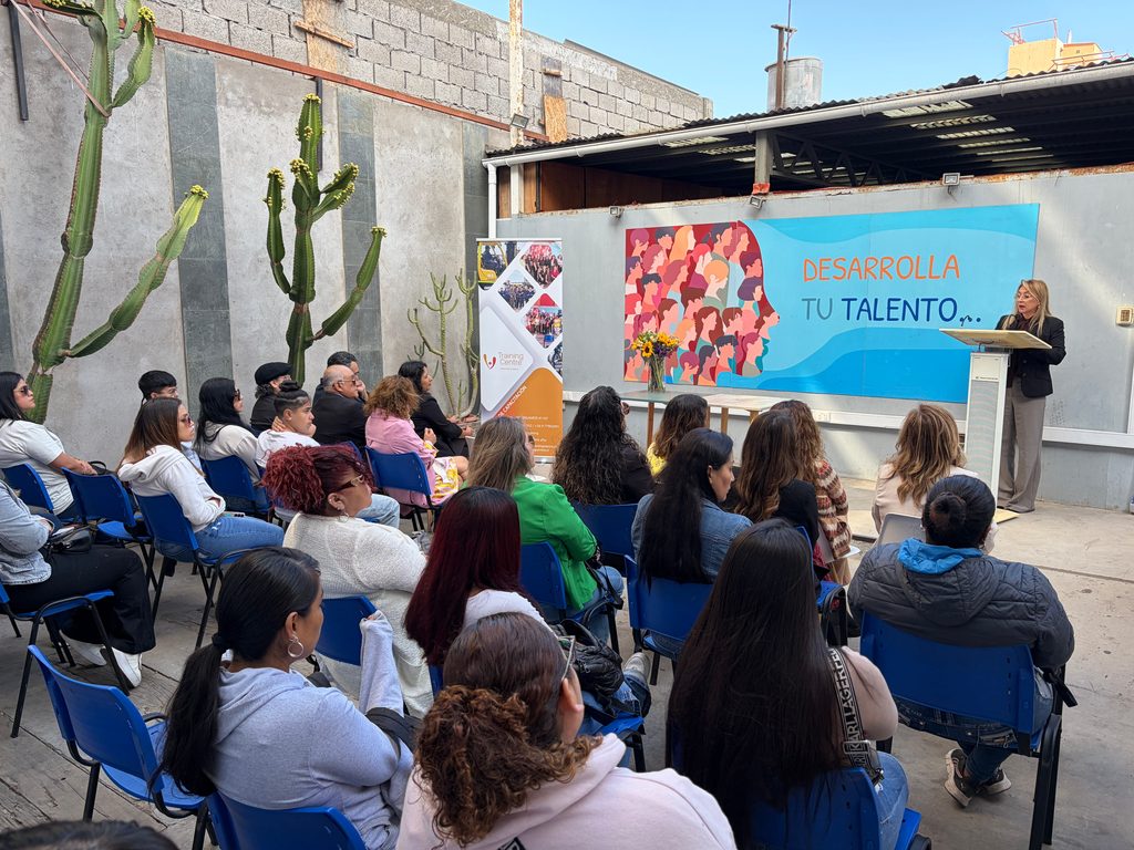 Mujeres participando en el programa de formación en soldadura Pilares de la CChC Antofagasta
