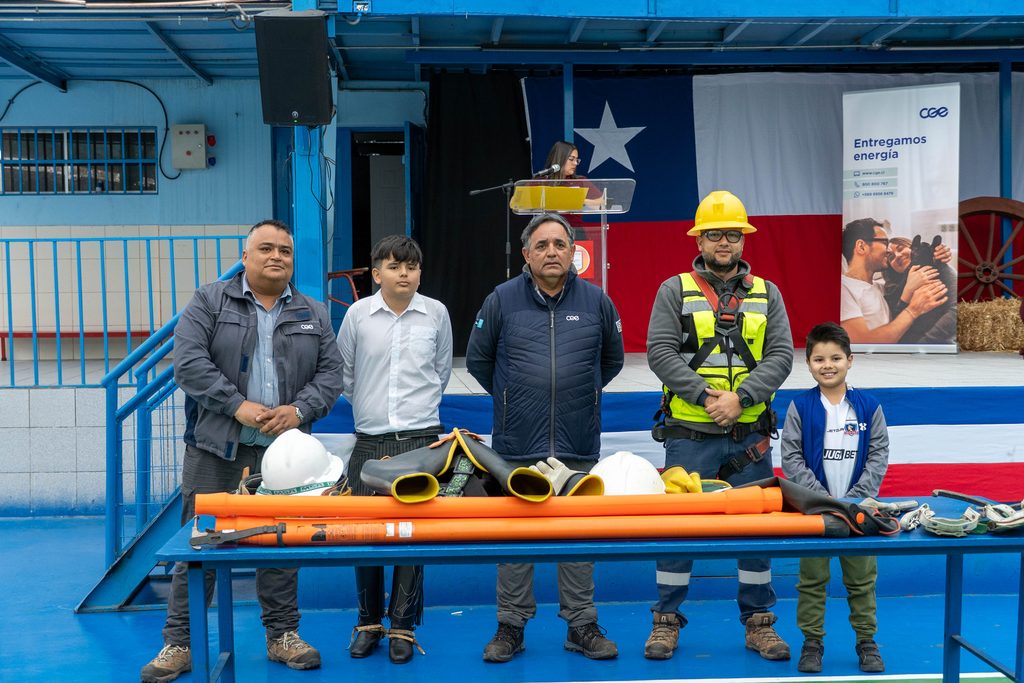 CGE LANZA CAMPAÑA VOLANTÍN SEGURO EN ANTOFAGASTA PARA PREVENIR ACCIDENTES ELÉCTRICOS EN FIESTAS PATRIAS Estudiantes de la Escuela Javiera Carrera participan en la campaña Volantín Seguro de CGE