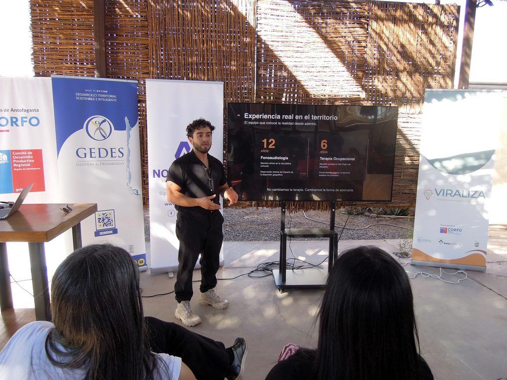 Emprendedores locales presentando sus proyectos de innovación social en la ceremonia de cierre de Viraliza Formación en la Provincia de El Loa.
