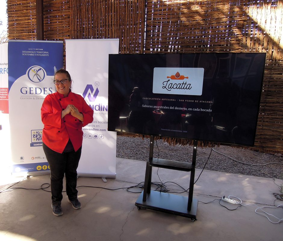 Emprendedores locales presentando sus proyectos de innovación social en la ceremonia de cierre de Viraliza Formación en la Provincia de El Loa.
