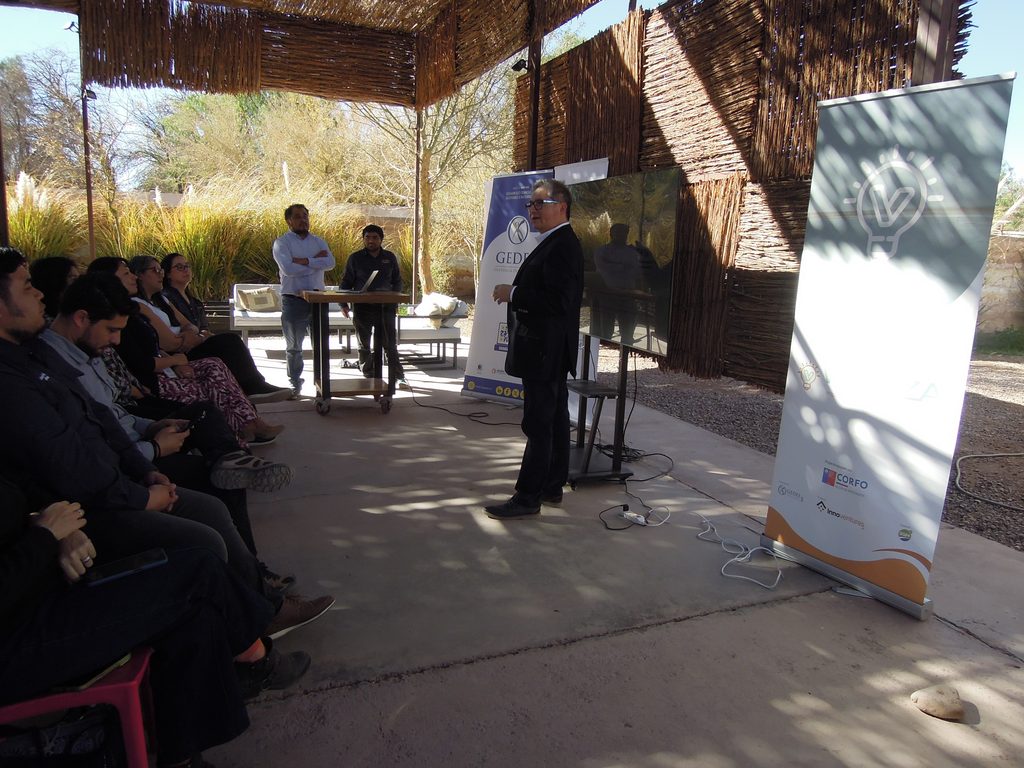 Emprendedores locales presentando sus proyectos de innovación social en la ceremonia de cierre de Viraliza Formación en la Provincia de El Loa.