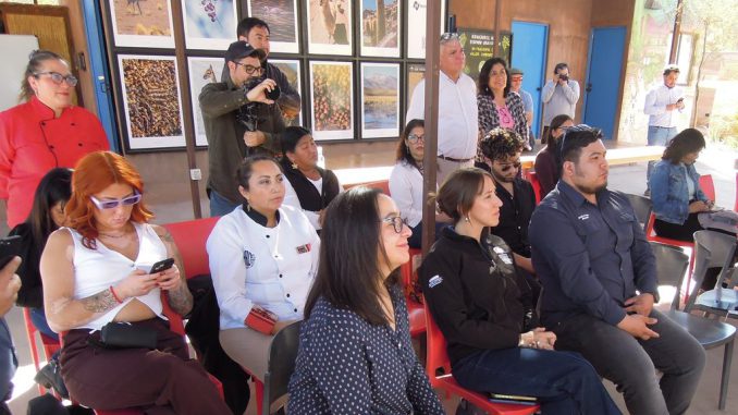 Emprendedores locales presentando sus proyectos de innovación social en la ceremonia de cierre de Viraliza Formación en la Provincia de El Loa.