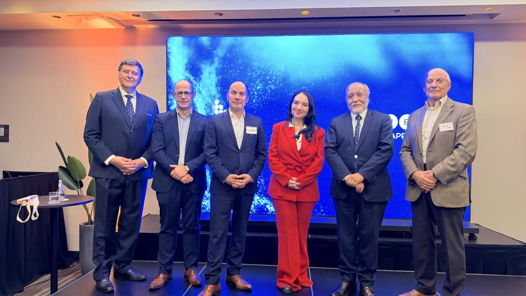 Reunión del Club de la Minería de APRIMIN discutiendo el potencial del Triángulo del Cobre y la industria minera.