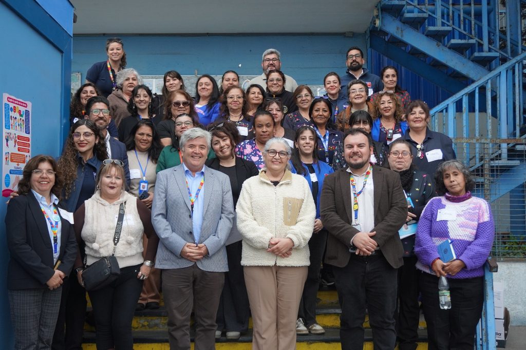 COMUNIDAD EDUCATIVA PROPONE MEJORAS PARA LA FUTURA REPOSICIÓN DE LA ESCUELA PADRE GUSTAVO LE PAIGE Integrantes de la comunidad educativa de la Escuela Padre Gustavo Le Paige participando en mesas de trabajo junto al SLEP Antofagasta