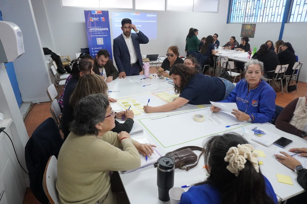 COMUNIDAD EDUCATIVA PROPONE MEJORAS PARA LA FUTURA REPOSICIÓN DE LA ESCUELA PADRE GUSTAVO LE PAIGE Integrantes de la comunidad educativa de la Escuela Padre Gustavo Le Paige participando en mesas de trabajo junto al SLEP Antofagasta