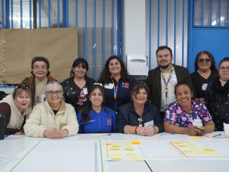 Integrantes de la comunidad educativa de la Escuela Padre Gustavo Le Paige participando en mesas de trabajo junto al SLEP Antofagasta