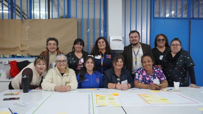Integrantes de la comunidad educativa de la Escuela Padre Gustavo Le Paige participando en mesas de trabajo junto al SLEP Antofagasta