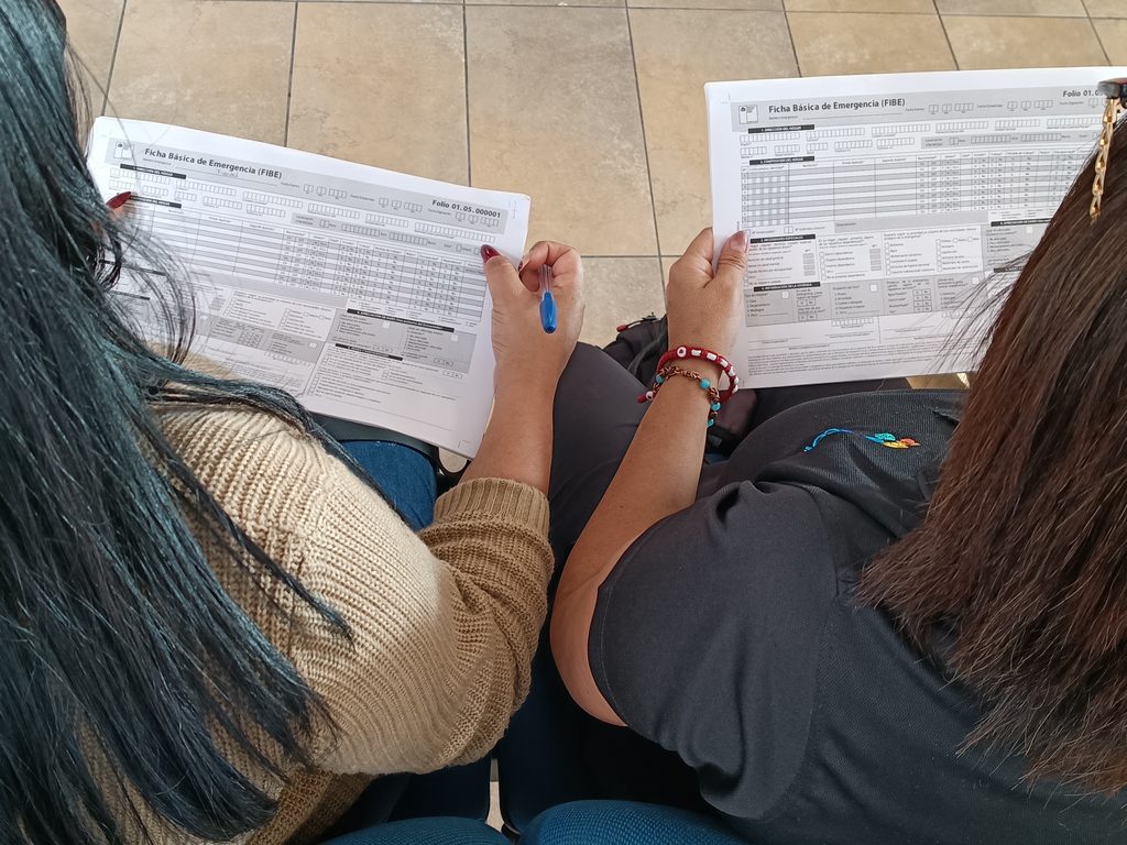 Funcionarios públicos realizando encuestas de emergencia FIBE en viviendas afectadas por aluviones en Tocopilla