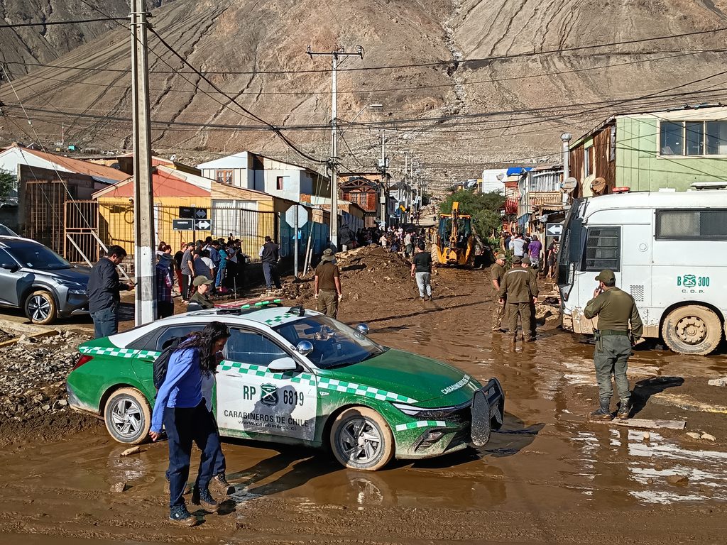 Funcionarios públicos realizando encuestas de emergencia FIBE en viviendas afectadas por aluviones en Tocopilla