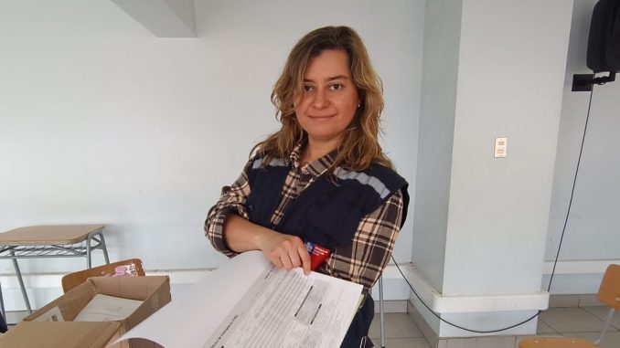 Funcionarios públicos realizando encuestas de emergencia FIBE en viviendas afectadas por aluviones en Tocopilla