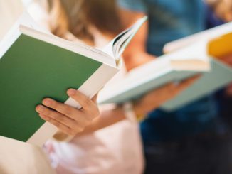 Personas analizando documentos y textos complejos en un entorno académico o cotidiano