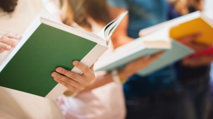 Personas analizando documentos y textos complejos en un entorno académico o cotidiano