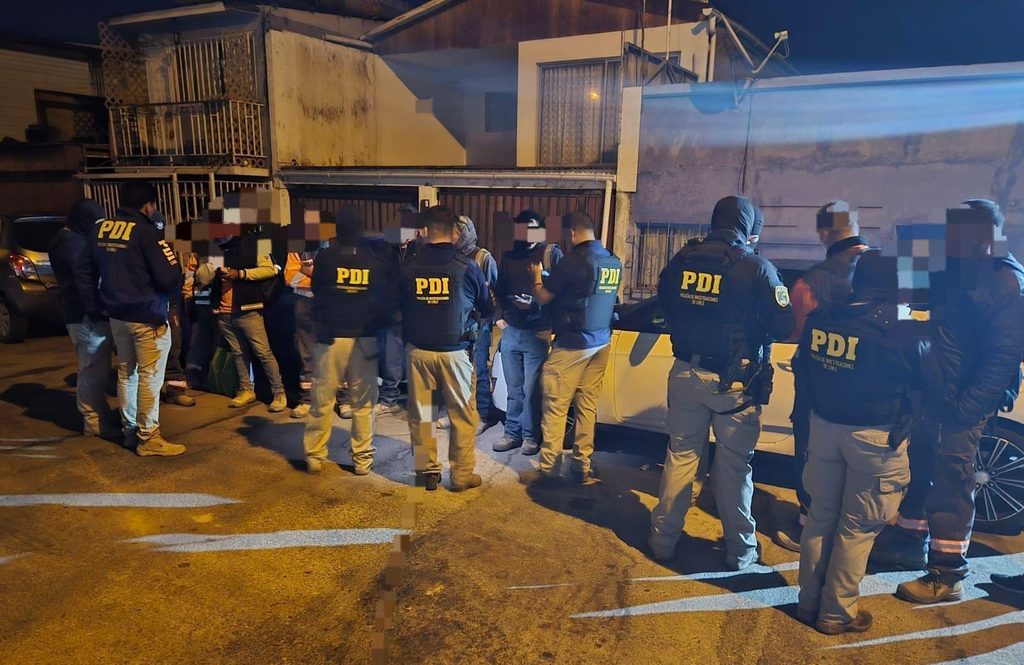 DETECTAN A OCHO EXTRANJEROS TRABAJANDO SIN AUTORIZACIÓN EN EMPRESA DE ANTOFAGASTA Funcionarios de la PDI y la Inspección del Trabajo realizando fiscalización migratoria en una empresa de Antofagasta
