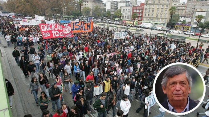 Diputados de diversos partidos políticos en el Congreso Nacional discutiendo sobre el presupuesto y las movilizaciones