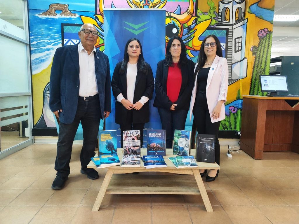 DR. MIGUEL AVENDAÑO DÍAZ OBSEQUIA VALIOSA COLECCIÓN DE LIBROS A LA BIBLIOTECA CENTRAL DE LA UA Dr. Miguel Avendaño entregando su colección de libros a la Biblioteca Central de la Universidad de Antofagasta