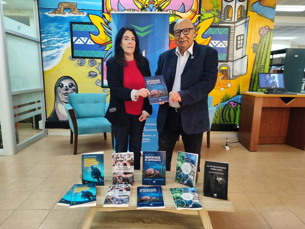 DR. MIGUEL AVENDAÑO DÍAZ OBSEQUIA VALIOSA COLECCIÓN DE LIBROS A LA BIBLIOTECA CENTRAL DE LA UA Dr. Miguel Avendaño entregando su colección de libros a la Biblioteca Central de la Universidad de Antofagasta