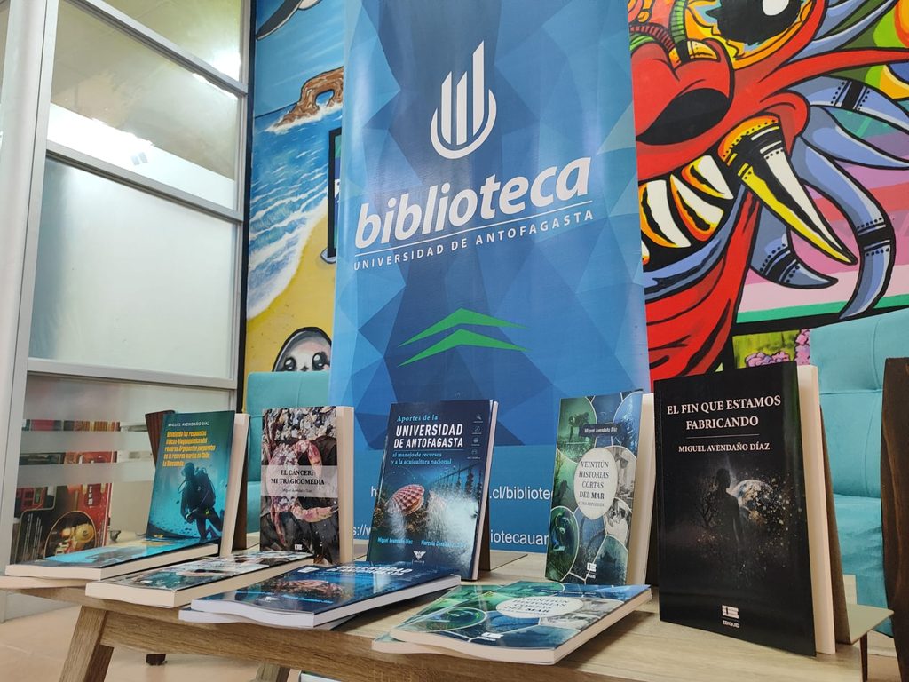 DR. MIGUEL AVENDAÑO DÍAZ OBSEQUIA VALIOSA COLECCIÓN DE LIBROS A LA BIBLIOTECA CENTRAL DE LA UA Dr. Miguel Avendaño entregando su colección de libros a la Biblioteca Central de la Universidad de Antofagasta
